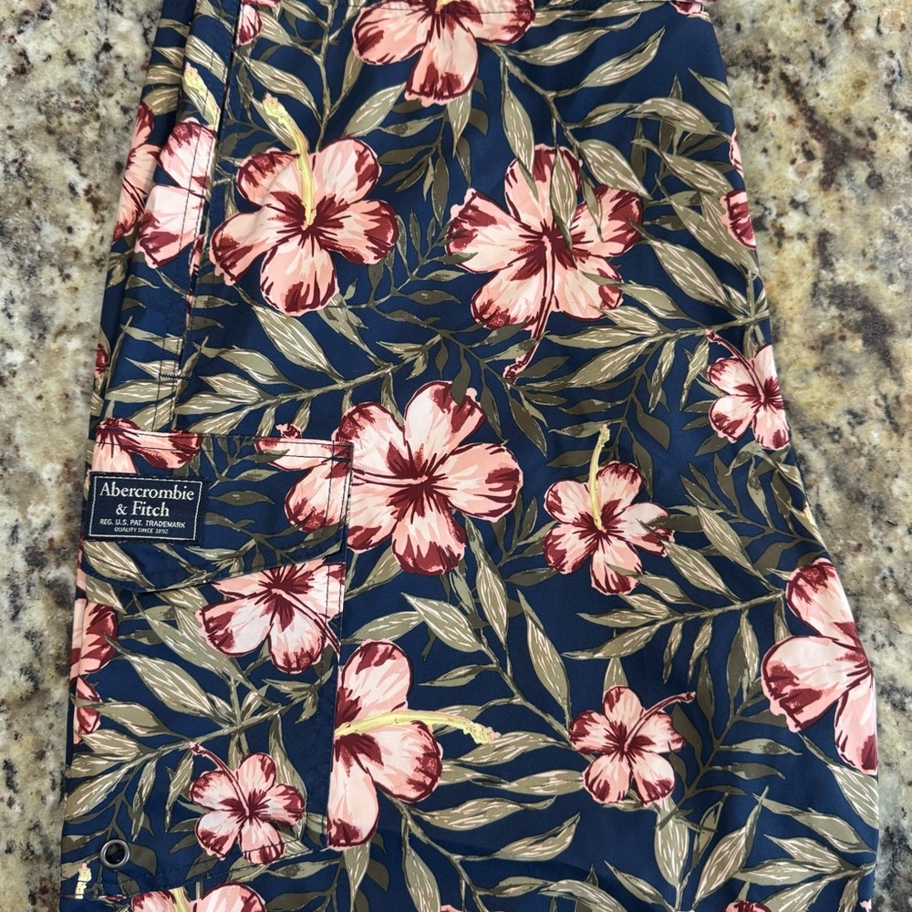 Abercrombie & Fitch Navy Floral board Shorts men’s size 32. Excellent condition